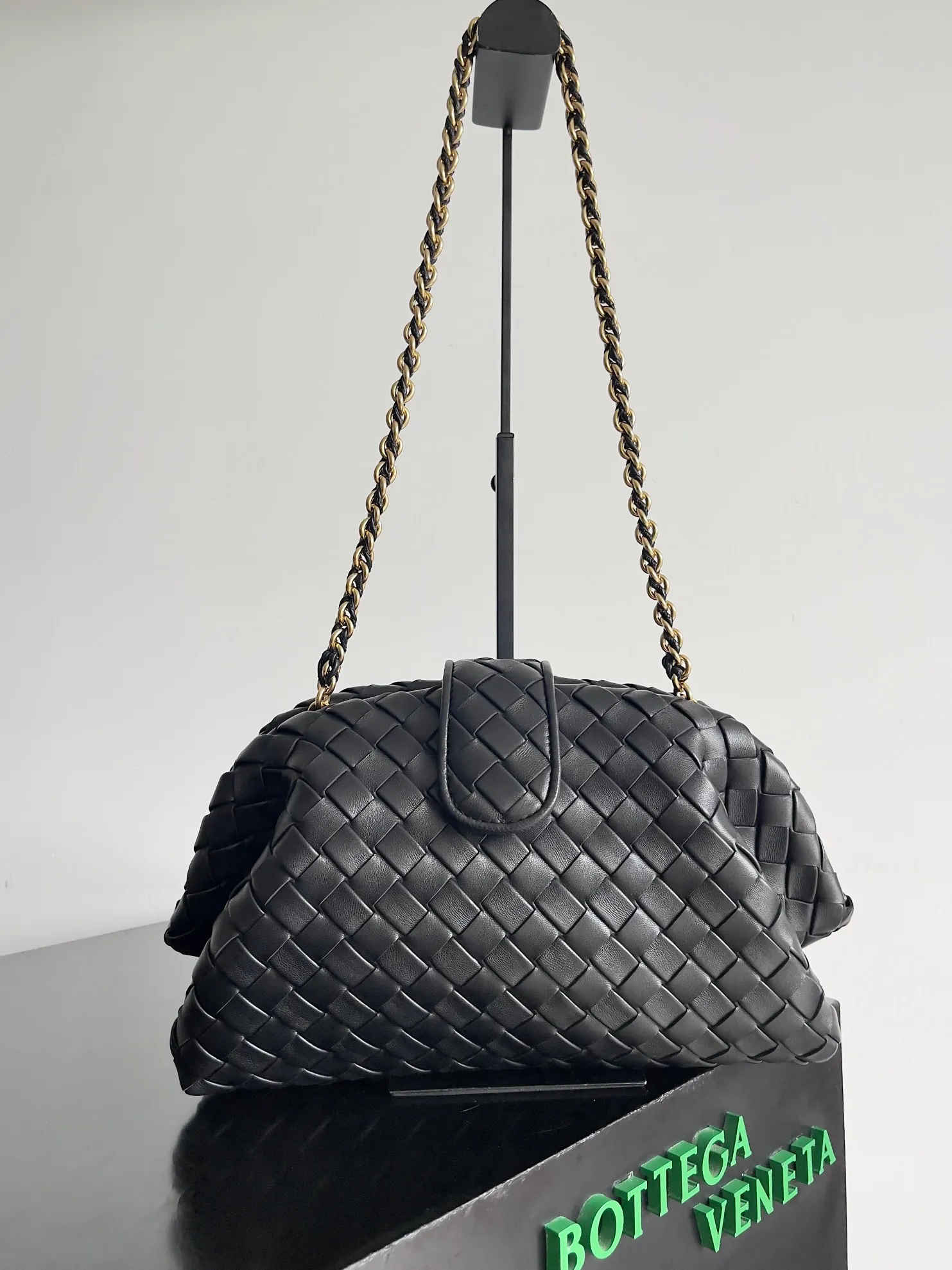 Batch 2260 BOTTEGA VENETA Lady's LAUREN CLUTCH Chain Clutch was inspired by 40 years ago. It is a perfect fusion of classic and modern bags. It is effortless and fashionable for any occasion and at any time. The newly added detachable metal chain allows people to have more ways to carry it. It is grand and elegant. Style No.: 785807 Size: 31.5*16.5*11cm